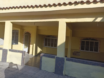 Casa 2 andares com frente livre para comercio, ótimo ponto