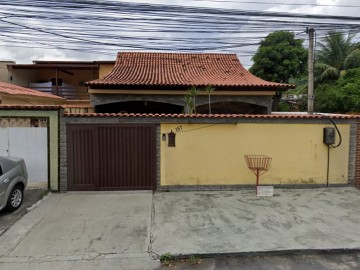 Casa independente, frente Rua, 3 quartos, terraço, 2 vagas.